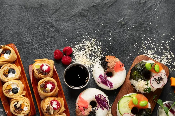 Comida Moderna Híbrida Fundo Escuro Panqueca Rolo Sushi Sushi Donut — Fotografia de Stock