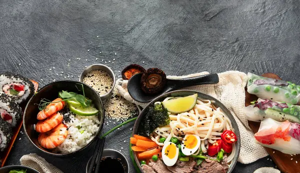 Tradiční Asijský Jídelní Stůl Jarní Závitek Rýže Krevety Sushi Zelenina — Stock fotografie