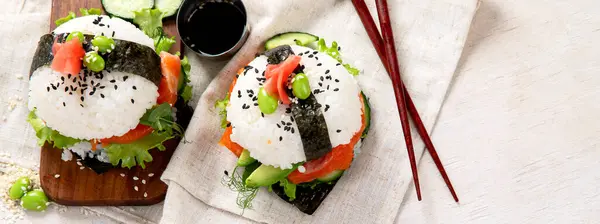 ハイブリッドモダンフード サーモン ホワイトライス アボカド キュウリの寿司バーガー バナー コピースペース — ストック写真