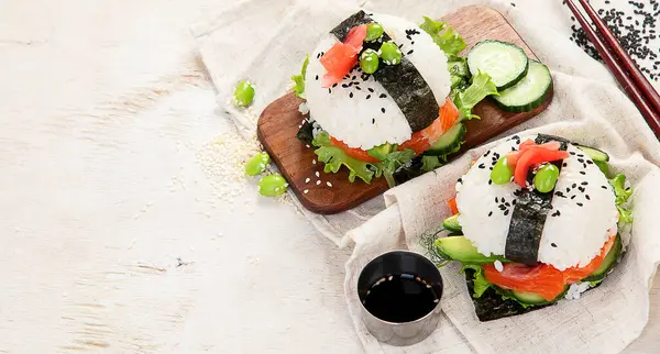Comida Moderna Híbrida Hambúrguer Sushi Com Salmão Arroz Branco Abacate — Fotografia de Stock