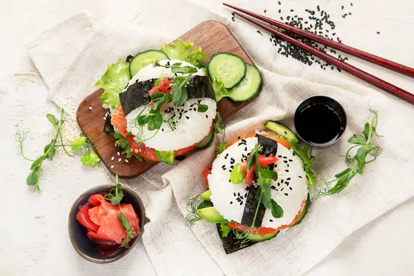 Hrană Modernă Hibridă Burger Sushi Somon Orez Alb Avocado Castravete — Fotografie, imagine de stoc