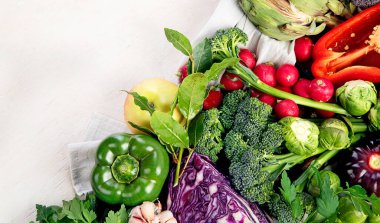 Hafif ahşap arka planda sebzeli masa. Biber, lahana, brokoli, turp, sarımsak. Sağlıklı beslenme konsepti. Üst görünüm, alanı kopyala