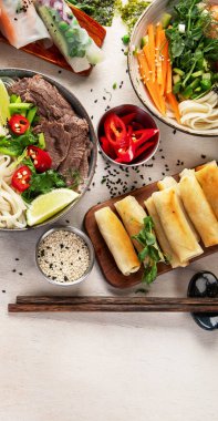 Çeşit çeşit Asya yemeği, Vietnam yemeği. Pho bo, erişte, börek, sos. Üst Manzara. Boşluğu kopyala.
