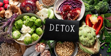 Vejetaryen yemeği. Biber, brokoli, lahana, sarımsak, mantar, koyu arkaplanda nar. Üst görünüm