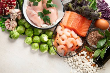 Dengeli beslenme geçmişi. Sağlıklı gıda seçimi. Detoks ve temiz diyet konsepti. Yüksek miktarda vitamin, mineral ve antioksidan içeren yiyecekler. Yaş karşıtı yiyecekler. Üst görünüm.