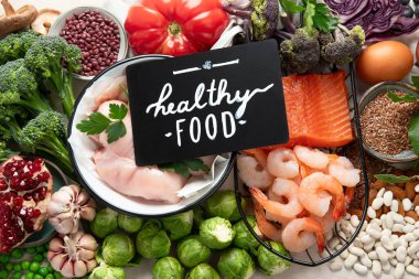 Dengeli beslenme geçmişi. Sağlıklı gıda seçimi. Detoks ve temiz diyet konsepti. Yüksek miktarda vitamin, mineral ve antioksidan içeren yiyecekler. Yaş karşıtı yiyecekler. Üst görünüm.