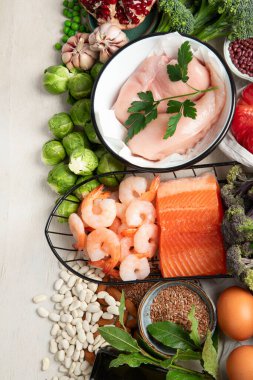 Dengeli beslenme geçmişi. Sağlıklı gıda seçimi. Detoks ve temiz diyet konsepti. Yüksek miktarda vitamin, mineral ve antioksidan içeren yiyecekler. Yaş karşıtı yiyecekler. Üst Manzara. Boşluğu kopyala.