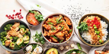 Hafif arka planda pişmiş soya eti. Sağlıklı yiyecekler. Vejetaryen diyeti. Üst Manzara. Boşluğu kopyala.