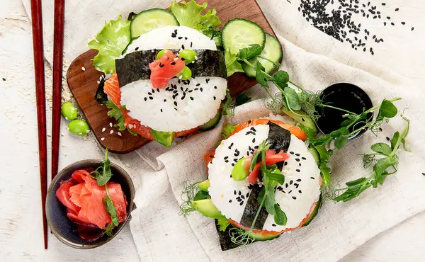 Comida Moderna Híbrida Hambúrguer Sushi Com Salmão Arroz Branco Abacate — Fotografia de Stock
