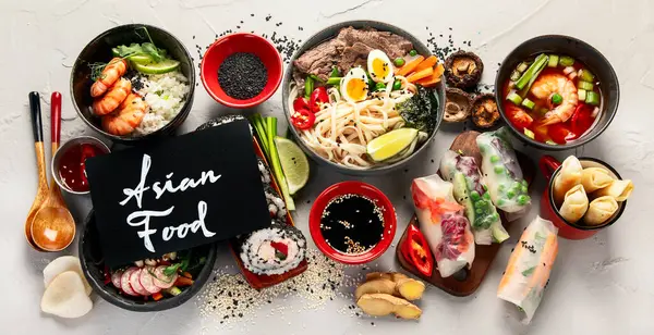 アジアの様々な食べ物 和食セット ラーメン 春巻き トップビュー — ストック写真