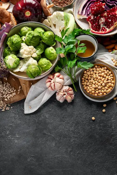 Mâncare Vegană Ardei Broccoli Varză Usturoi Ciuperci Rodii Fundal Întunecat — Fotografie, imagine de stoc