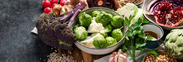 Mâncare Vegană Ardei Broccoli Varză Usturoi Ciuperci Rodii Fundal Întunecat — Fotografie, imagine de stoc