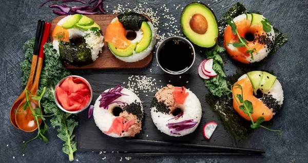 Gogoși Sushi Fundal Întunecat Hibride Tendințe Alimentare Vedere Sus Banner — Fotografie, imagine de stoc