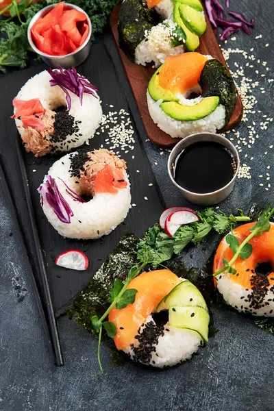Sushi Donuts Auf Dunklem Hintergrund Hybrid Trendfood — Stockfoto