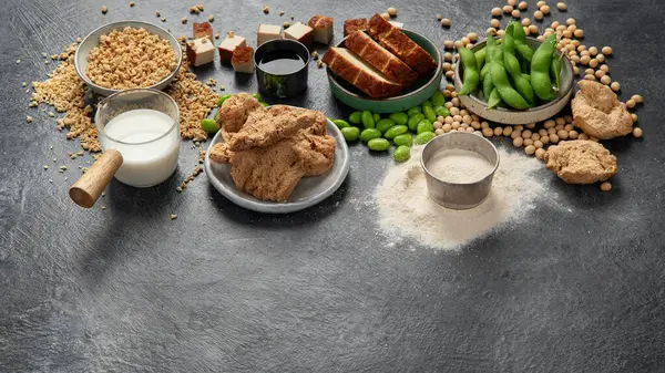 Sojaproducten Zwarte Achtergrond Veganistisch Gezond Voedsel Bovenaanzicht Kopieer Ruimte — Stockfoto