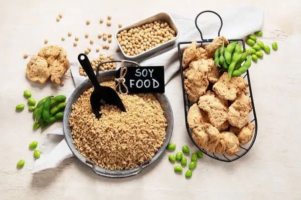 Veganistisch Gezond Voedsel Soja Vlees Met Bonen Witte Achtergrond Bovenaanzicht — Stockfoto