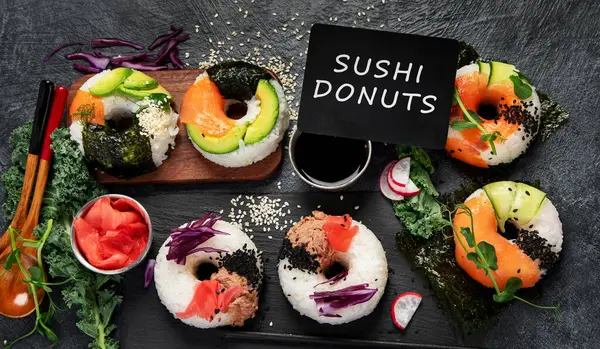 Sushi Donuts Auf Dunklem Hintergrund Hybrid Trendfood Ansicht Von Oben — Stockfoto