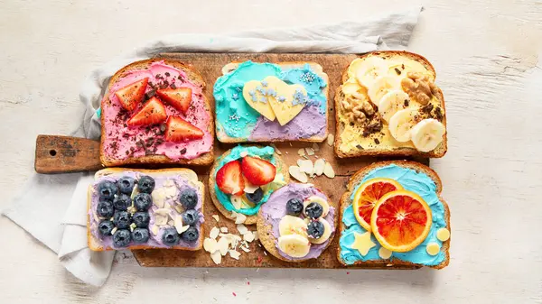 Sladká Snídaně Barevné Toasty Ovocem Bobulemi Koncept Dětského Jídla Horní — Stock fotografie