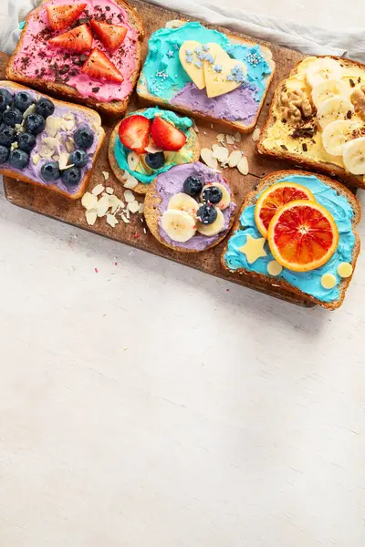 Lekker Ontbijt Kleurrijke Toastjes Met Fruit Bessen Voedselconcept Voor Kinderen — Stockfoto