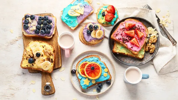 Lekker Ontbijt Met Een Kop Chocolademelk Toast Met Roomkaas Banaan — Stockfoto