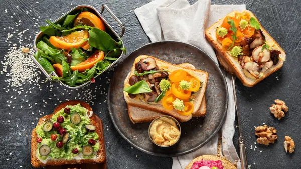 어두운 배경에 아보카도 버섯과 신선한 샐러드와 토스트 채식주의 — 스톡 사진