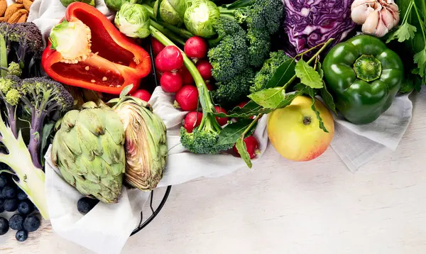 가벼운 배경에 야채와 테이블 양배추 브로콜리 무지개 건강한 식생활 로열티 프리 스톡 이미지