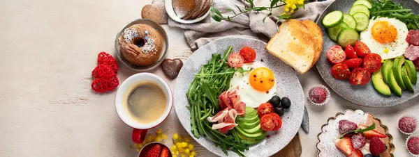 Desayuno Servido Con Café Panadería Fresca Huevos Ensalada Carne Frutas Imágenes De Stock Sin Royalties Gratis
