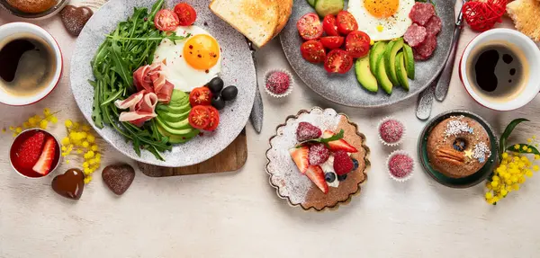 Desayuno Servido Con Café Panadería Fresca Huevos Ensalada Carne Frutas Imagen De Stock