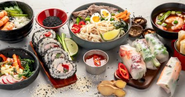 Çeşitli Asya yemekleri. Çin ve Vietnam mutfağı seti. Erişte, pilav, börek, Çin mantısı, börek. Üst görünüm.