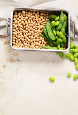 Hafif pamuklu soya fasulyesi ve ahşap arka plan. Vegan gıda konsepti. Üst görünüm, alanı kopyala