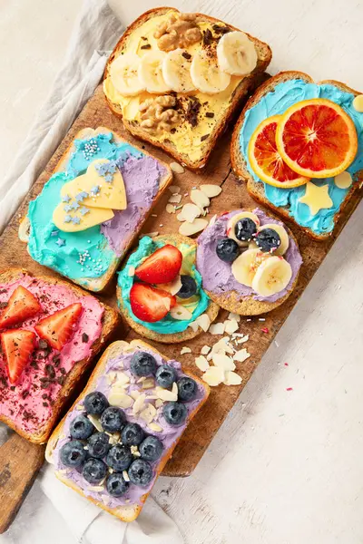 Lekker Ontbijt Kleurrijke Toastjes Met Fruit Bessen Voedselconcept Voor Kinderen — Stockfoto