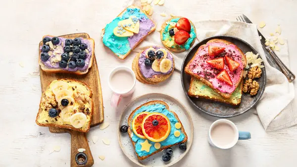 Lekker Ontbijt Met Een Kop Chocolademelk Toast Met Roomkaas Banaan — Stockfoto