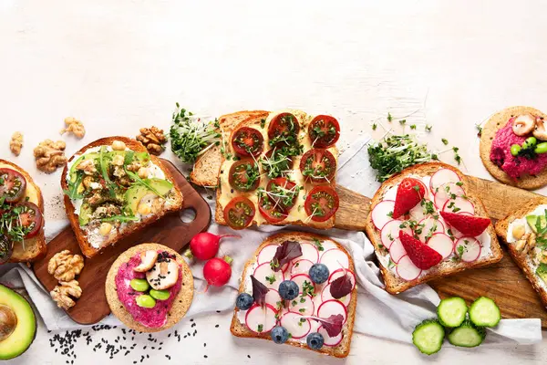 Ontbijt Met Groenten Toast Tomaat Komkommer Radijs Avocado Veganistisch Concept — Stockfoto