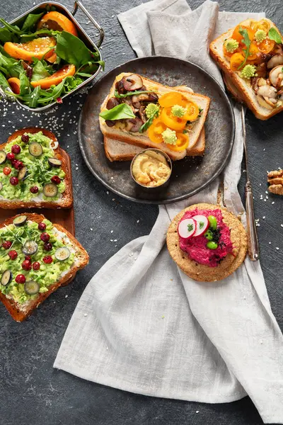 Veganistische Toast Met Avocado Champignons Verse Salade Donkere Achtergrond Vegetarisch — Stockfoto
