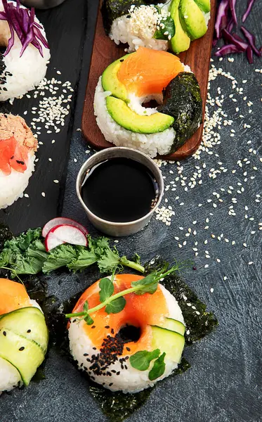 Gogoși Sushi Fundal Întunecat Hibride Tendințe Alimentare Vedere Sus — Fotografie, imagine de stoc
