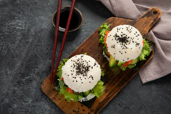 Burger Asiatic Sushi Sos Soia Chopstick Fond Întunecat Mâncare Hibridă — Fotografie, imagine de stoc