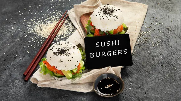 アジアの寿司バーガー 暗い背景にチョップスティック トレンドのハイブリッド食品 — ストック写真