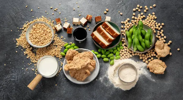 Sojaproducten Zwarte Achtergrond Veganistisch Gezond Voedsel Bovenaanzicht — Stockfoto