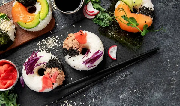 Gogoși Sushi Fundal Întunecat Hibride Tendințe Alimentare Vedere Sus Spațiu — Fotografie, imagine de stoc