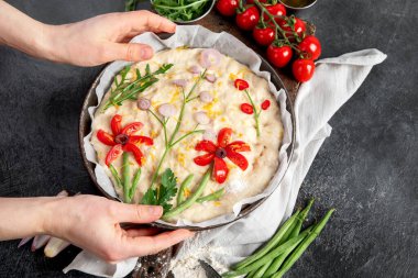 Karanlık arka planda ham Focaccia sanatı. İtalyan yemeği konsepti. Üst görünüm