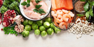 Dengeli beslenme geçmişi. Sağlıklı gıda seçimi. Detoks ve temiz diyet konsepti. Yüksek miktarda vitamin, mineral ve antioksidan içeren yiyecekler. Yaş karşıtı yiyecekler. Üst Manzara. Kopyalama alanı olan Panorama.