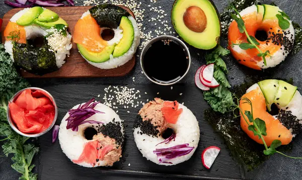 Gogoși Sushi Fundal Întunecat Hibride Tendințe Alimentare Vedere Sus — Fotografie, imagine de stoc