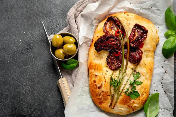 Focaccia sanatı. Koyu arkaplanda İtalyan ekmeği. Üst görünüm, alanı kopyala