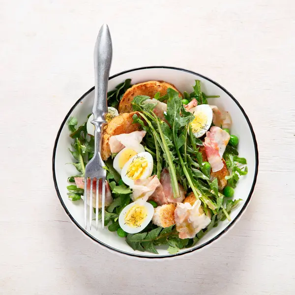 Zomer Verse Salade Van Paardebloem Bladeren Eieren Spek Met Brood — Stockfoto