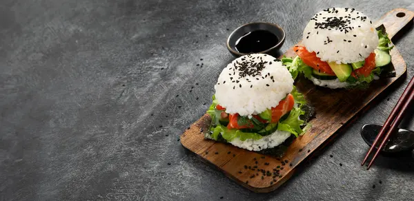 Hamburguesa Asiática Sushi Salsa Soja Palillo Sobre Fondo Oscuro Comida Imagen De Stock