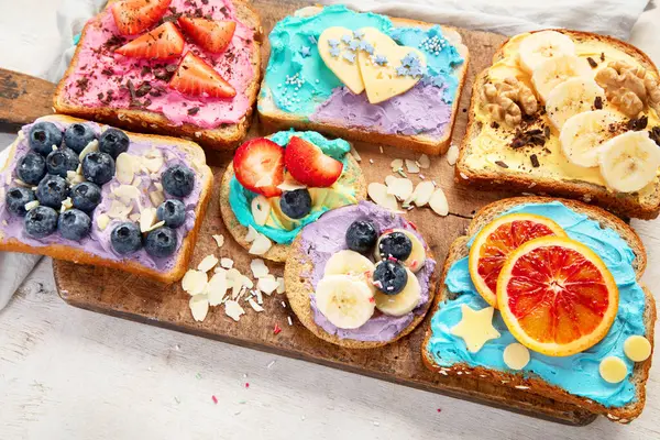 Sladká Snídaně Barevné Toasty Ovocem Bobulemi Koncept Dětské Výživy Royalty Free Stock Obrázky