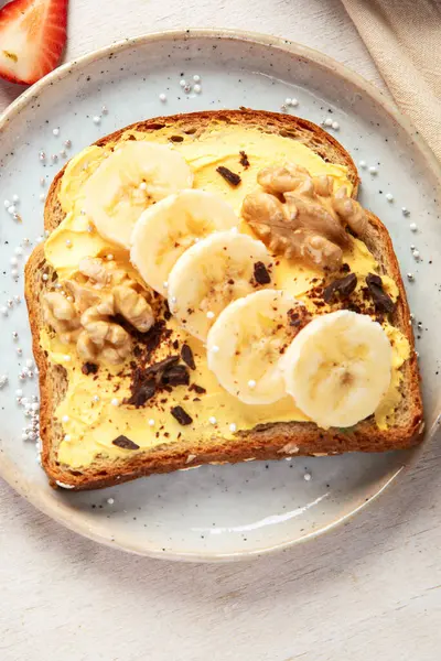 달콤한 토스트 바나나 버터와 치즈와 배경에 스톡 사진
