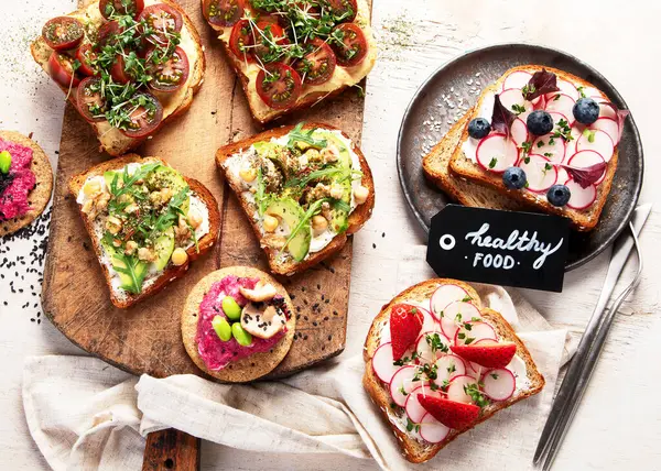 Verschiedene Vegane Sandwiches Auf Hellem Hintergrund Gesunde Toasts Mit Käse Stockfoto