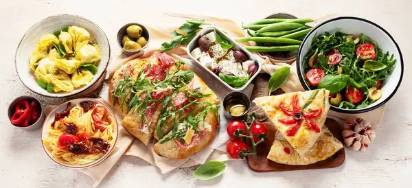 Πλήρες Τραπέζι Ιταλικών Γευμάτων Πιάτα Πίτσα Ζυμαρικά Ραβιόλια Σαλάτα Και Εικόνα Αρχείου