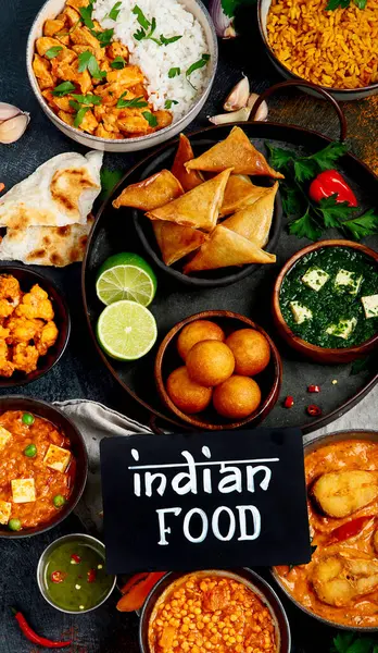 Страви Індійської Кухні Миски Тарілки Індійською Їжею Темному Фоні Ліцензійні Стокові Зображення